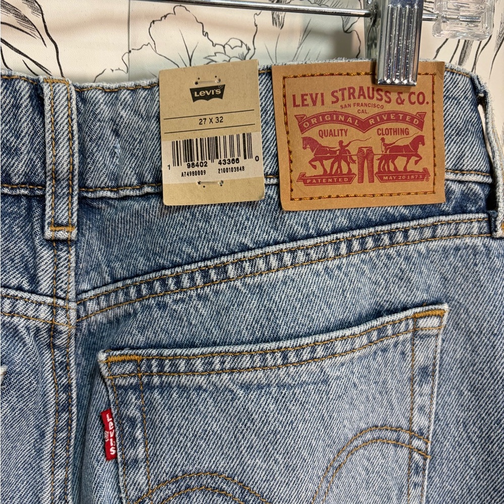 NWT Women's Levi’s Distressed Jeans - Picture 4 of 4